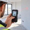 Télémètre laser CROWN CT44190 utilisé pour mesurer un mur