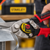 Cisaille STANLEY FatMax 2-14-562 en utilisation sur tôle